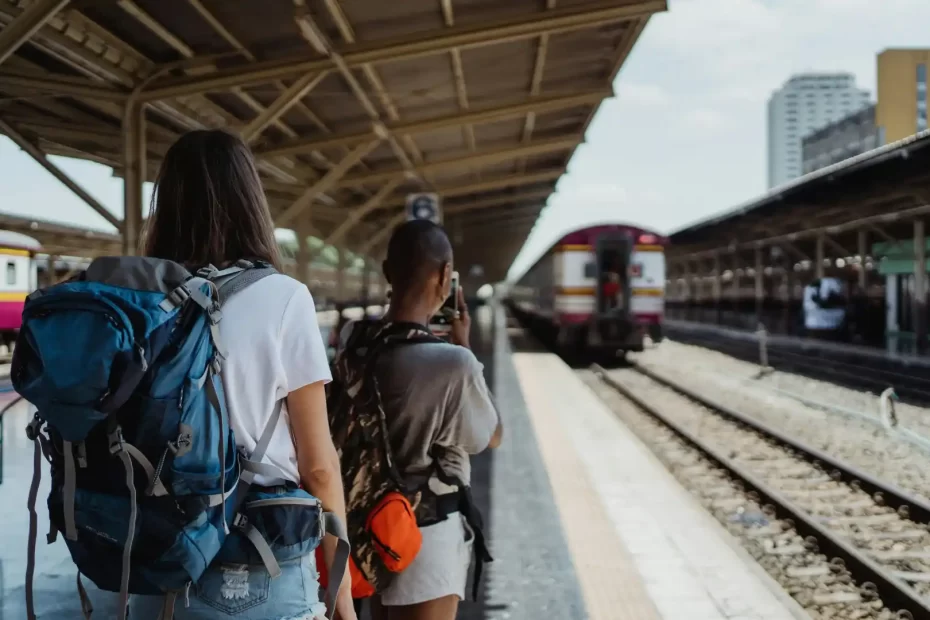 Mulheres na rodoviária para viagem