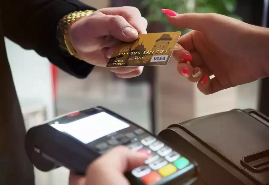 Homem pagando em maquina de cartão de crédito