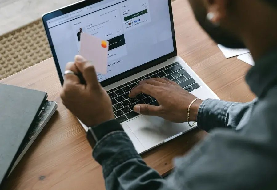 homem realizando compra online com cartão de crédito